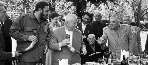 Никита Хрущев и Фидель Кастро на грузинском застолье Никита Хрущев и Фидель Кастро на грузинском застолье - Sputnik Грузия