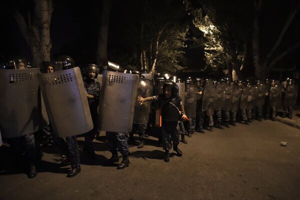 Группа полицейского спецназа на улице близ захваченного в Ереване здания полка патрульно-постовой службы. - Sputnik Грузия