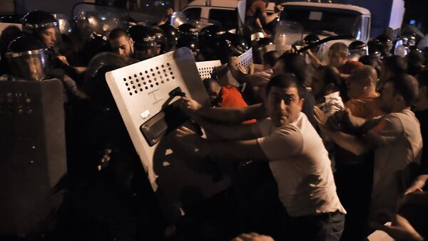 Протестующие во время столкновения с полицейскими на улице близ захваченного в Ереване здания полка патрульно-постовой службы. - Sputnik Грузия