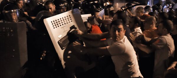 ერევანში შეიარაღებული ჯგუფის მიერ დაკავებული პოლიციის შენობასთან შეტაკება მოხდა. ერევანში შეიარაღებული ჯგუფის მიერ დაკავებული პოლიციის შენობასთან შეტაკება მოხდა. - Sputnik საქართველო