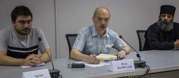 მრგვალი მაგიდის მონაწილენი: არჩილ ჭყოიძე, პეტრე მამრაძე და მამა სვიმონი - Sputnik საქართველო