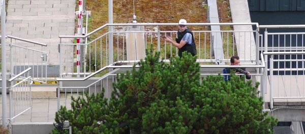 Полицейские в гражданской одежде рядом с ТЦ в Мюнхене, где произошла стрельба - Sputnik Грузия