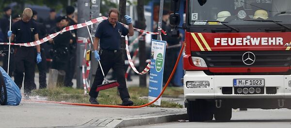 Сотрудники чрезвычайных служб на месте стрельбы в Мюнхене у ТЦ Олимпия - Sputnik Грузия