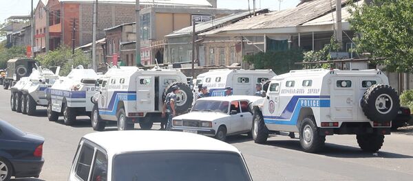 Первые кадры с места близ захвата здания полиции в Ереване - Sputnik Грузия