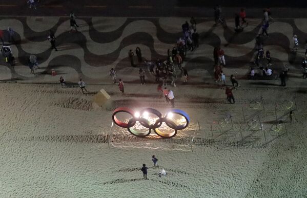 Олимпийские кольца на пляже Копакабана в Рио-де-Жанейро, менее чем за десять дней до начала ОИ. - Sputnik Грузия