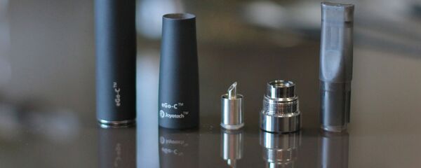 Электронная сигарета на витрине магазина. Архивное фото - Sputnik Грузия