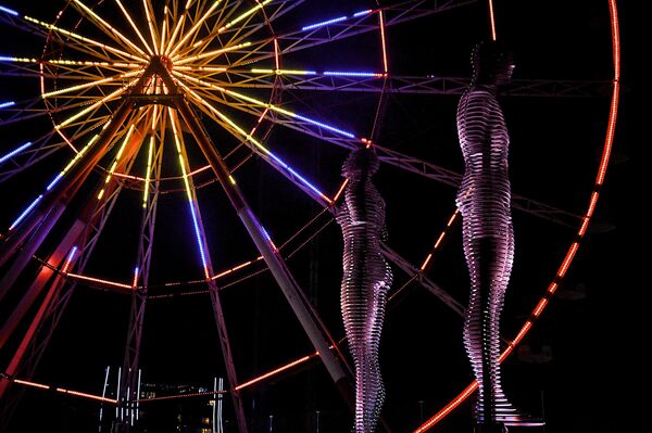 Скульптура любви Али и Нино в Батуми, на фоне колеса обозрения. - Sputnik Грузия