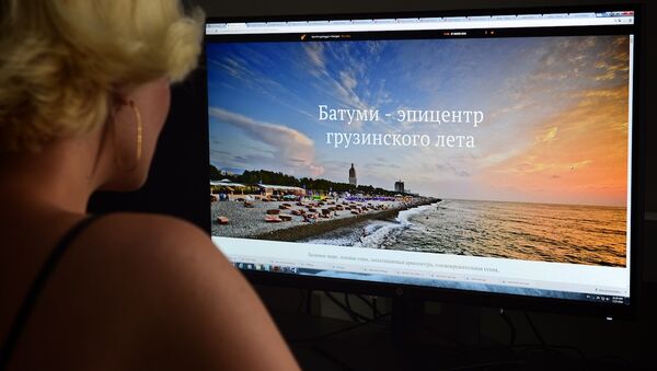 Девушка рассматривает на компьютере лонгрид Батуми - эпицентр грузинского лета - Sputnik Грузия