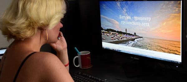Девушка рассматривает на компьютере лонгрид Батуми - эпицентр грузинского лета Девушка рассматривает на компьютере лонгрид Батуми - эпицентр грузинского лета - Sputnik საქართველო