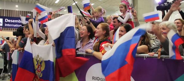 Болельщики спели Катюшу российским олимпийцам в аэропорту Рио-де-Жанейро - Sputnik Грузия