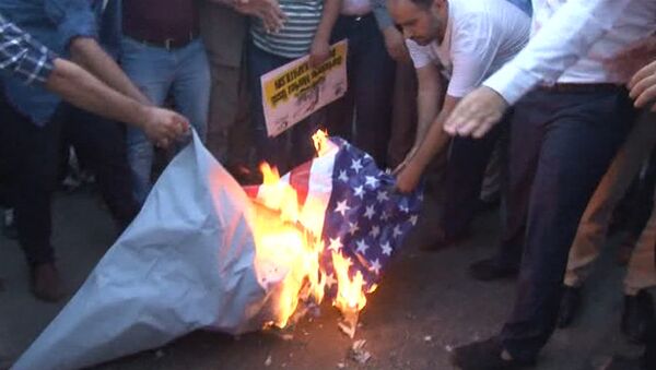 Протестующие сожгли флаг США перед военной базой НАТО в Турции - Sputnik Грузия