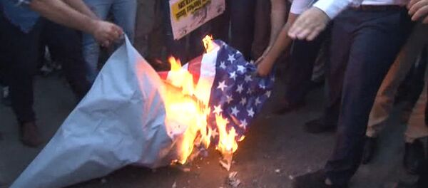 Протестующие сожгли флаг США перед военной базой НАТО в Турции - Sputnik Грузия