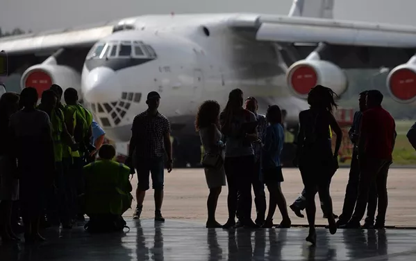 В ожидании танколета: в аэропорту Минска ажиотаж - все ждут, когда прилетит раскрашенный самолет. - Sputnik Грузия