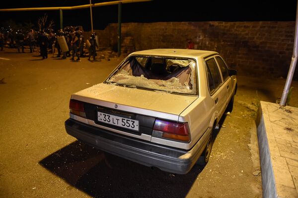 Разбитая машина на месте разгона демонстрантов в Сари тахе - Sputnik Грузия