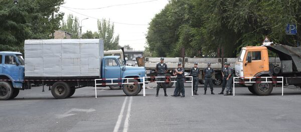 Ситуация на улице Хоренаци, у территории захваченного полка - Sputnik Грузия