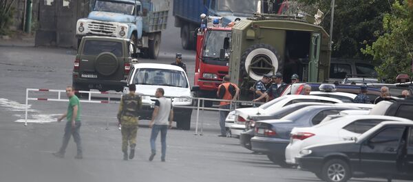 Ситуация на улице Хоренаци, у территории захваченного полка - Sputnik Грузия