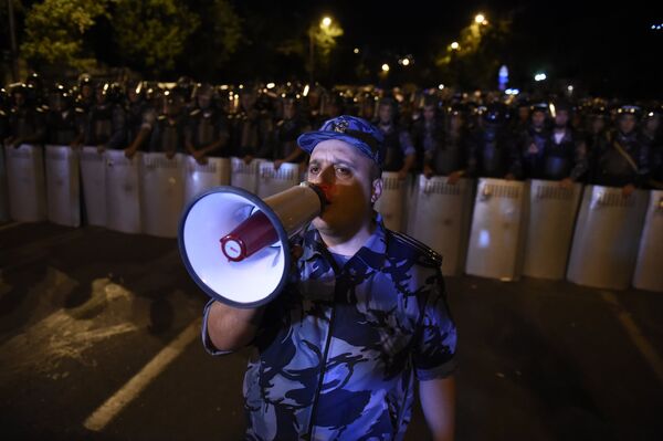 Полиция на проспекте Баграмяна - Sputnik Грузия