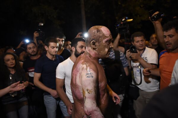 Один из демонстрантов попытался сжечь себя на проспекте Баграмяна - Sputnik Грузия