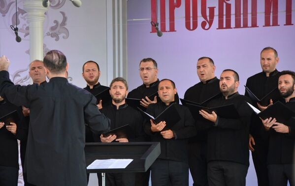 Исполнение песен в рамках Второго Международного фестиваля православного пения Просветитель. - Sputnik Грузия