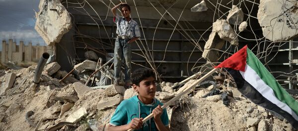 Жители населенного пункта в Сирии, где здания пострадали в результате обстрелов - Sputnik Грузия