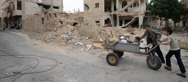 Жители населенного пункта в Сирии, где здания пострадали в результате обстрелов - Sputnik Грузия