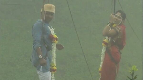 Обмен клятвами на высоте 90 метров – пара из Индии устроила необычную свадьбу - Sputnik Грузия