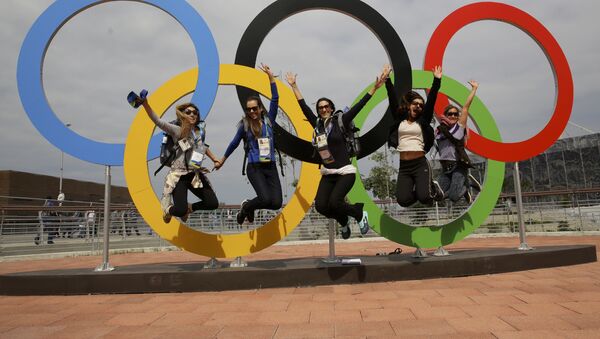 В Олимпийском парке в Рио-де-Жанейро. Олимпийские кольца - Sputnik Грузия