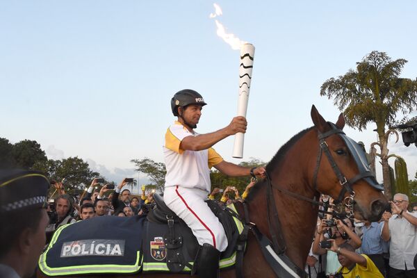 Бразильский полицейский на лошади участвует в эстафете олимпийского огня. - Sputnik Грузия