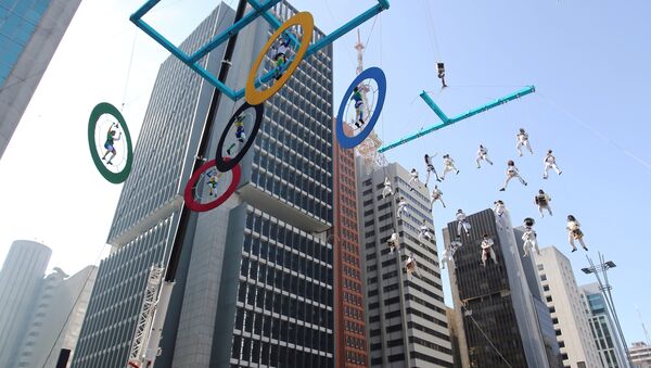 Выступления акробатов в Рио-де-Жанейро на фоне олимпийских колец - Sputnik Грузия