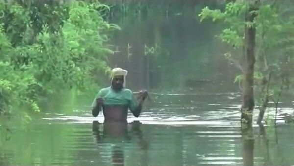 По пояс в воде и на самодельных плотах - последствия наводнения в Индии - Sputnik Грузия