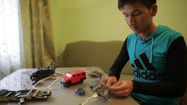 Кыргызстанский школьник делает роботов из детских игрушек - Sputnik Грузия