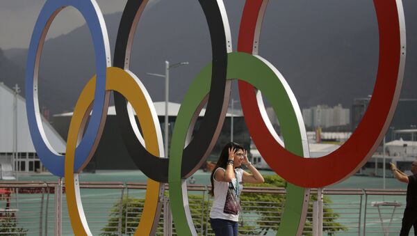 Олимпийские кольца на пляже Копакабана в Рио-де-Жанейро - Sputnik Грузия