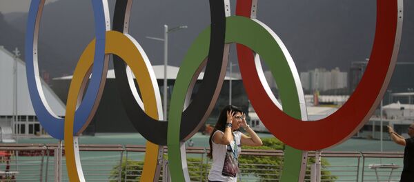 Олимпийские кольца на пляже Копакабана в Рио-де-Жанейро - Sputnik Грузия