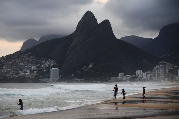 Люди купаются на пляже Ипанема в Рио-де-Жанейро. - Sputnik Грузия