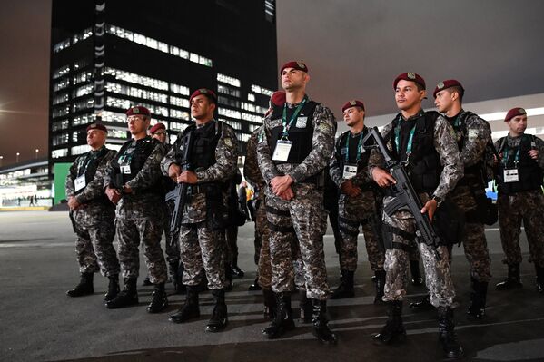 Военнослужащие возле главного пресс-центра в Олимпийском парке в Рио-де-Жанейро. - Sputnik Грузия