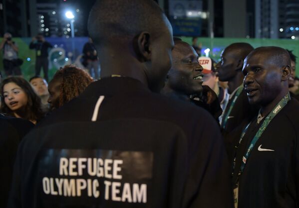 Спортсмены Олимпийской команды беженцев на торжественной церемонии поднятия флагов в Олимпийской деревне в Рио-де-Жанейро. - Sputnik Грузия