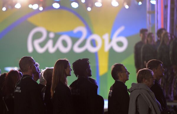 Спортсмены Олимпийской команды беженцев на торжественной церемонии поднятия флагов в Олимпийской деревне в Рио-де-Жанейро. - Sputnik Грузия