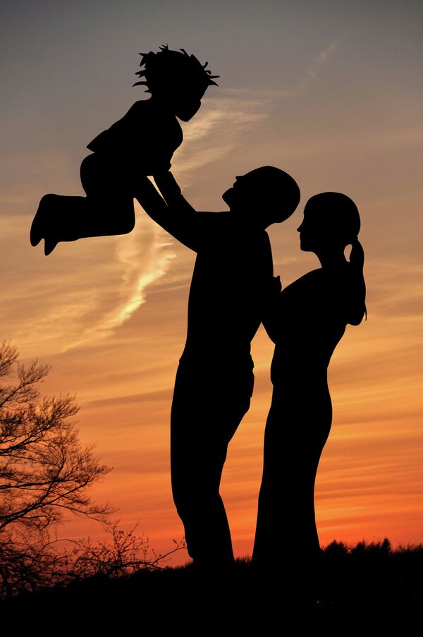 Родители с ребенком - Sputnik Грузия