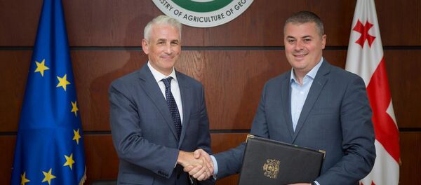 სოფლის მეურნეობის მინისტრი ოთარ დანელია და UNDP-ს მოქმედი ხელმძღვანელი შომბი შარპი - Sputnik საქართველო