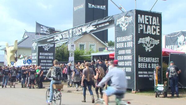 Тысячи любителей тяжелого рока приехали на Wacken Festival в Германии - Sputnik Грузия