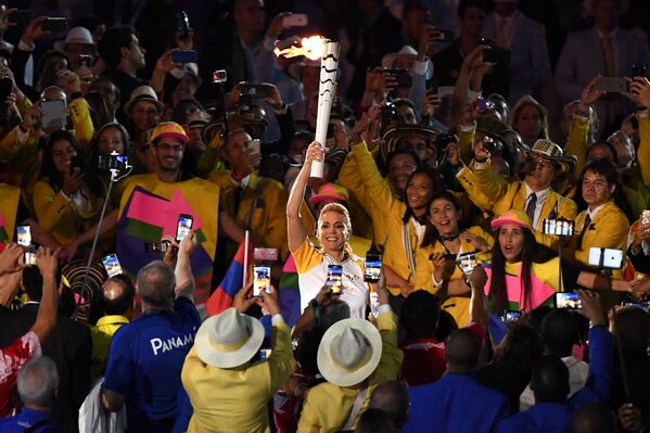 Бразильская баскетболиcтка Ортенсия Маркари участвует в финальном этапе эстафеты Олимпийского Огня на церемонии открытия XXXI летних Олимпийских в Рио-де-Жанейро. - Sputnik Грузия