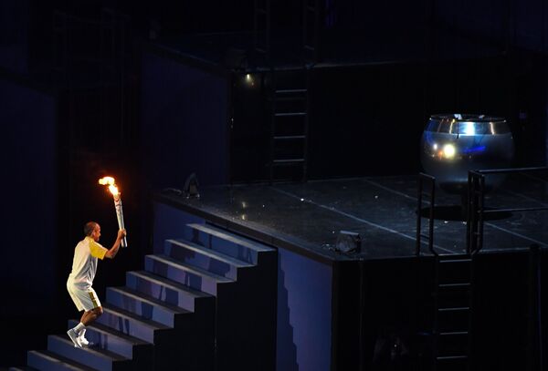 ოლიმპიური ცეცხლის ანთების პატივი ათენი 2004-ის  ბრინჯაოს პრიზიორ ვანდერლეუ კორდეირუს ხვდა წილად. - Sputnik საქართველო