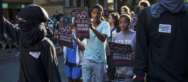 Участники акции протеста против Олимпиады у стадиона Маракана в Рио-де-Жанейро - Sputnik Грузия