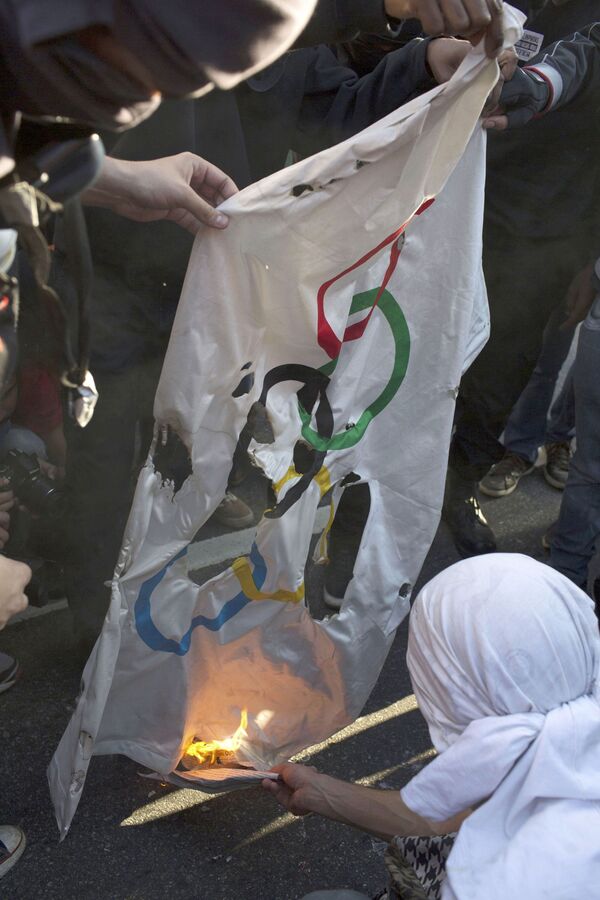 Участники акции протеста против Олимпиады у стадиона Маракана в Рио-де-Жанейро - Sputnik Грузия
