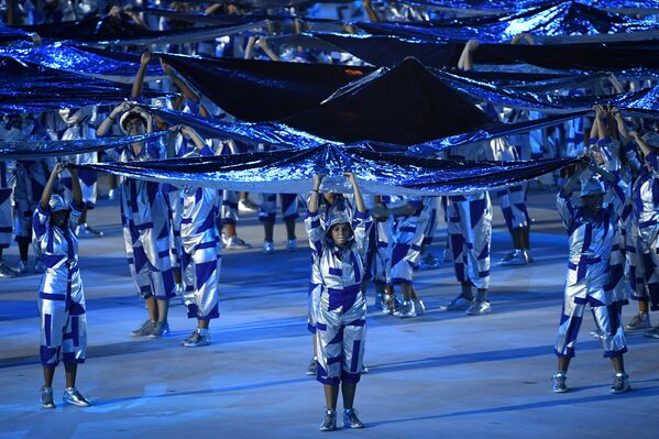 Артисты во время театрализованного представления на церемонии открытия XXXI летних Олимпийских игр в Рио-де-Жанейро. - Sputnik Грузия
