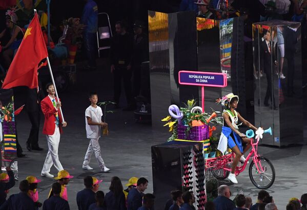 Знаменосец сборной Китая Лэй Шэн во время парада атлетов и членов национальных делегаций на церемонии открытия XXXI летних Олимпийских игр в Рио-де-Жанейро. - Sputnik Грузия