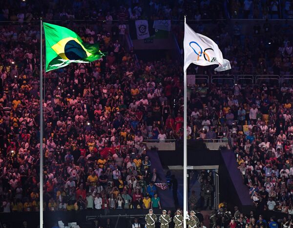 ბრაზილიის ეროვნული და ოლიმპიური დროშები აღმართვა  რიო 2016-ის ოლიმპიადის გახსნის ცერემონიაზე. - Sputnik საქართველო