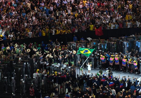Представители Бразилии во время парада атлетов и членов национальных делегаций на церемонии открытия XXXI летних Олимпийских игр в Рио-де-Жанейро. - Sputnik Грузия