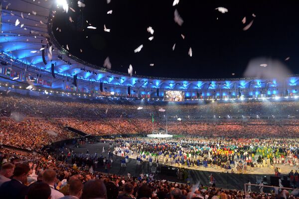 Зрители во время парада атлетов и членов национальных делегаций на церемонии открытия XXXI летних Олимпийских игр в Рио-де-Жанейро. - Sputnik Грузия