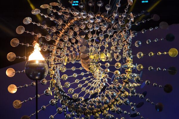 Зажженная чаша Олимпийского огня во время церемонии открытия XXXI летних Олимпийских игр в Рио-де-Жанейро. - Sputnik Грузия